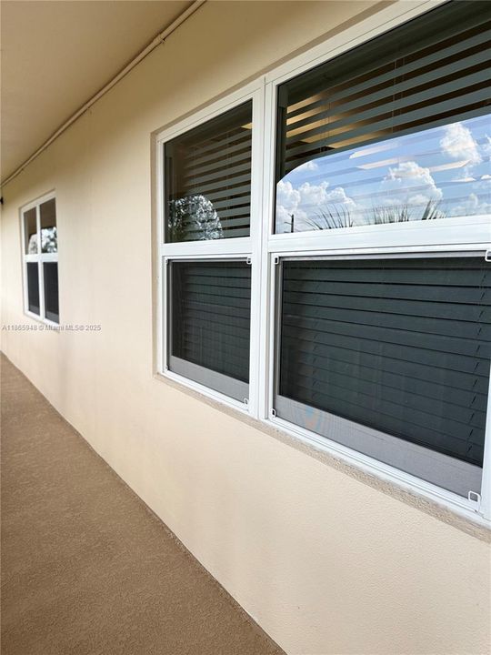 Both bedroom and kitchen w hurricane impack windows