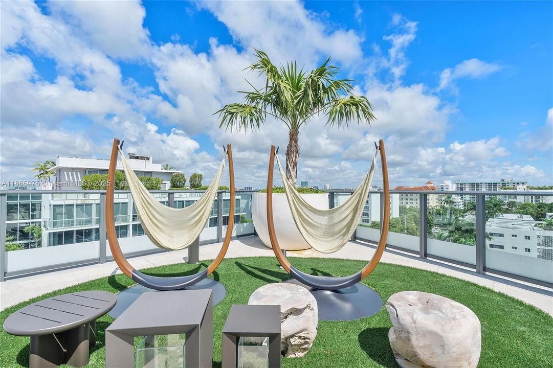 На продажу: $1,295,000 (2 спален, 2 ванн, 1236 Квадратных фут)