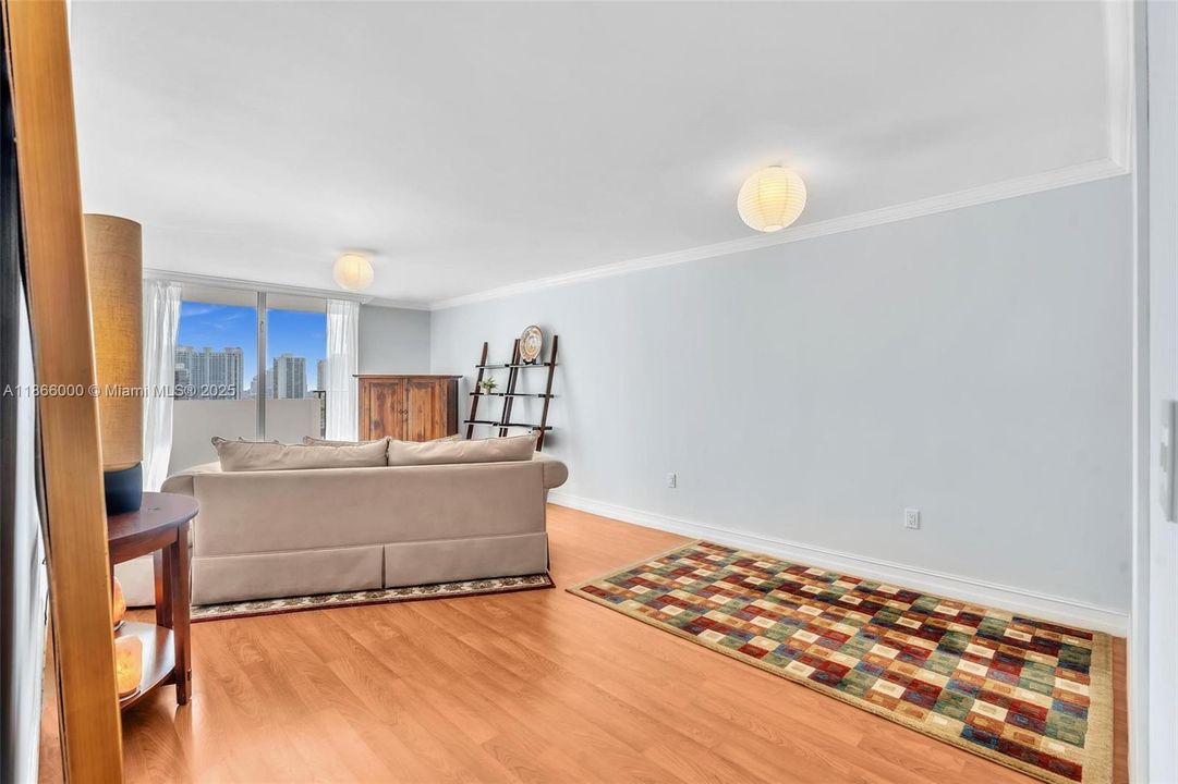 待售: $199,000 (1 贝兹, 1 浴室, 766 平方英尺)