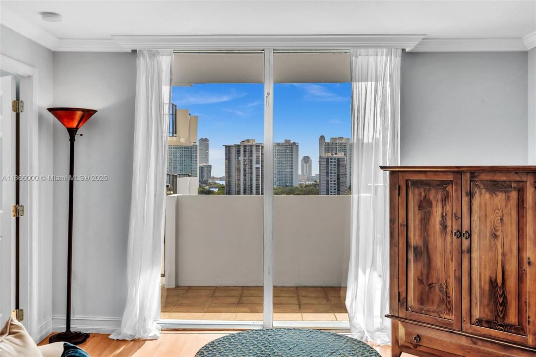 待售: $199,000 (1 贝兹, 1 浴室, 766 平方英尺)