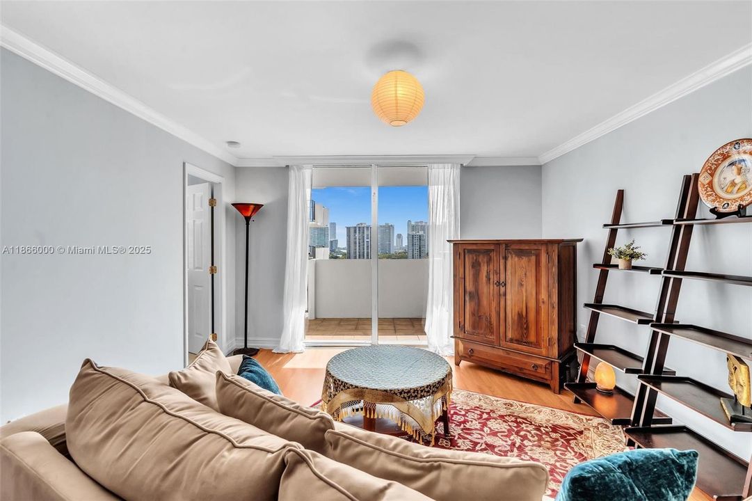 待售: $199,000 (1 贝兹, 1 浴室, 766 平方英尺)