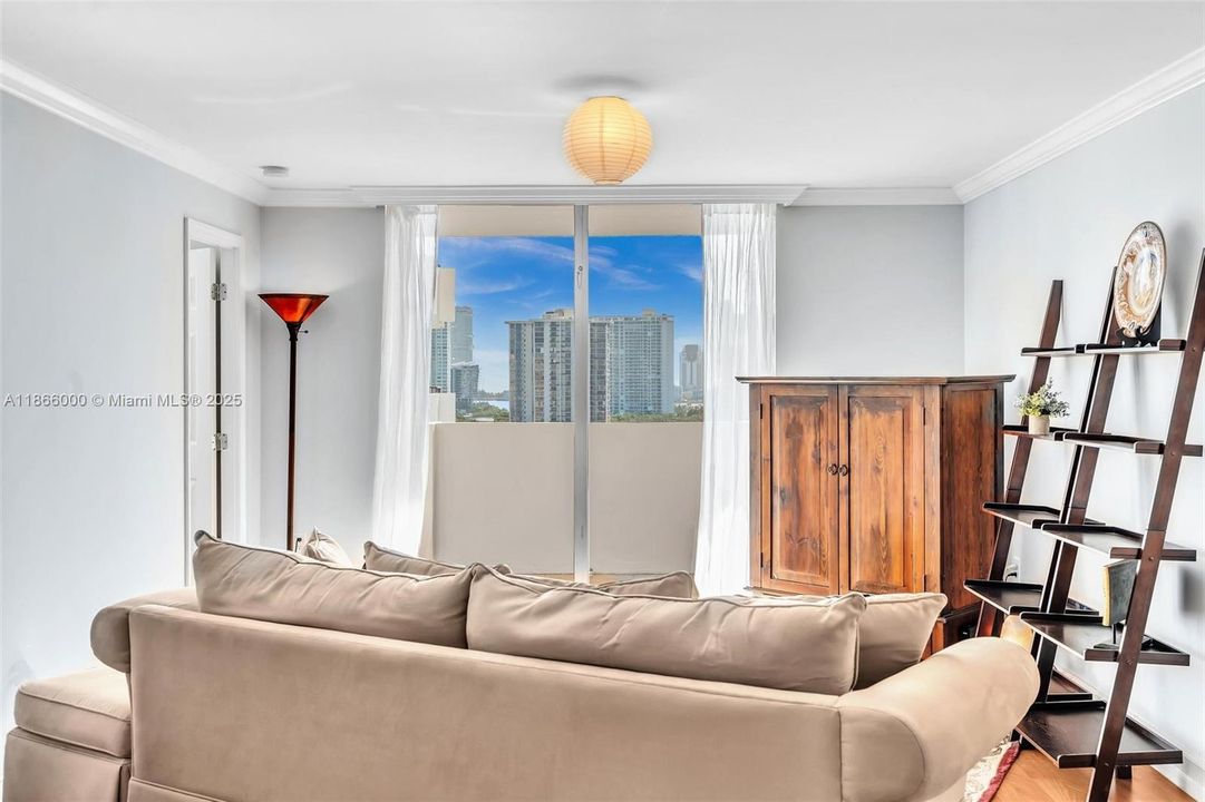 待售: $199,000 (1 贝兹, 1 浴室, 766 平方英尺)