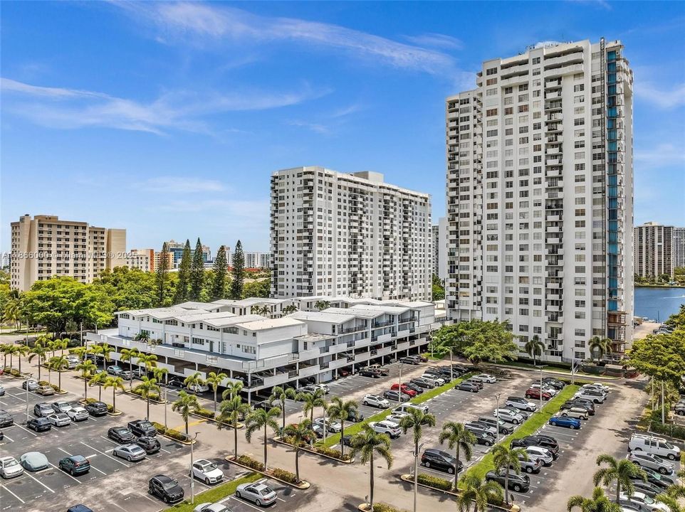 待售: $199,000 (1 贝兹, 1 浴室, 766 平方英尺)