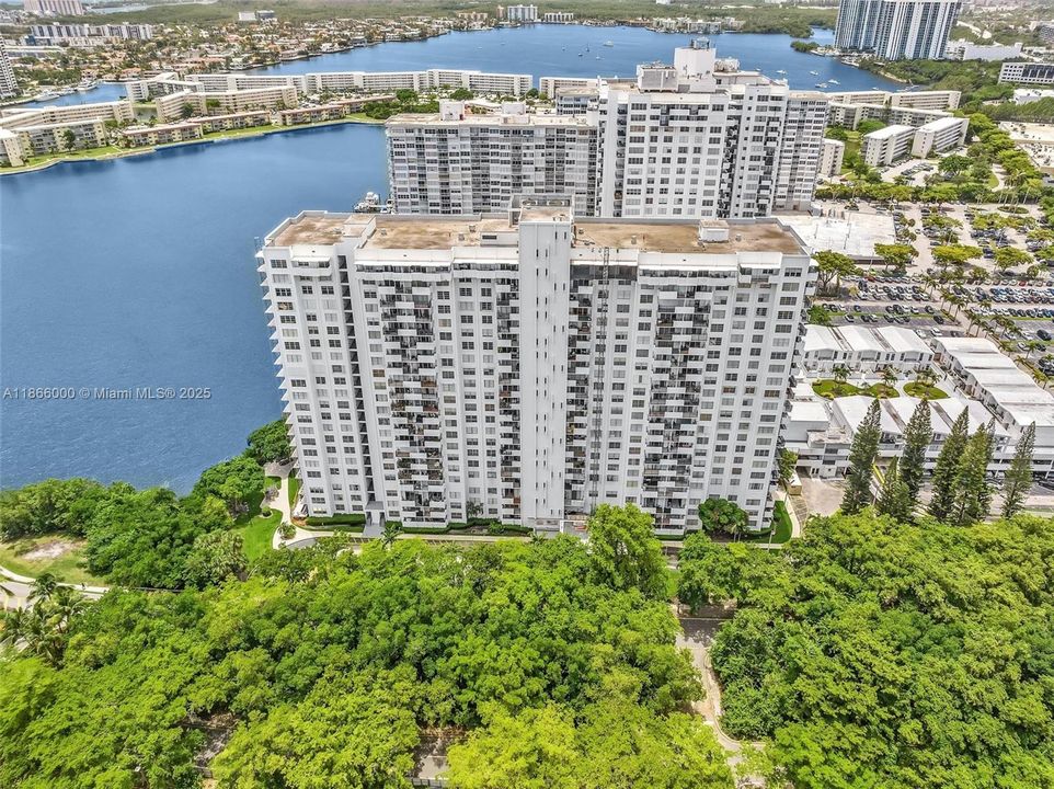 待售: $199,000 (1 贝兹, 1 浴室, 766 平方英尺)