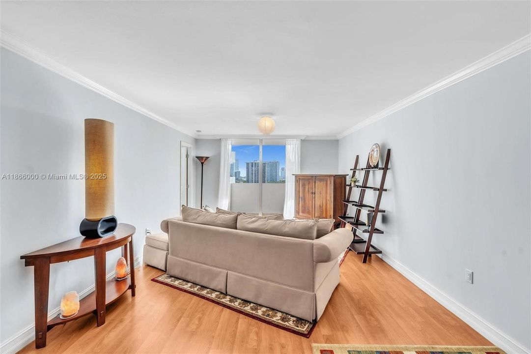 待售: $199,000 (1 贝兹, 1 浴室, 766 平方英尺)