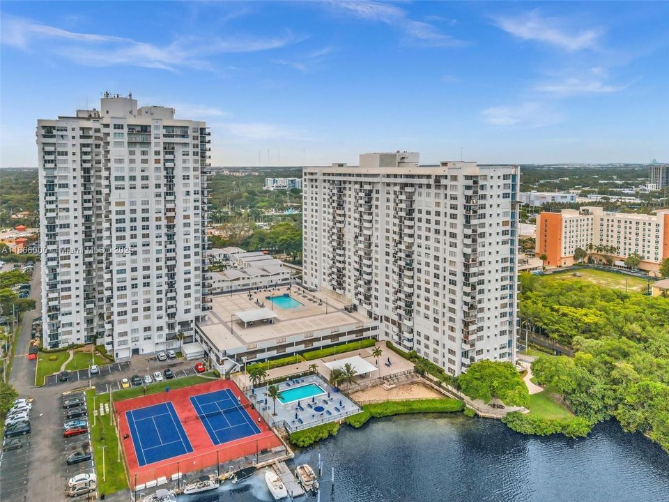 待售: $199,000 (1 贝兹, 1 浴室, 766 平方英尺)