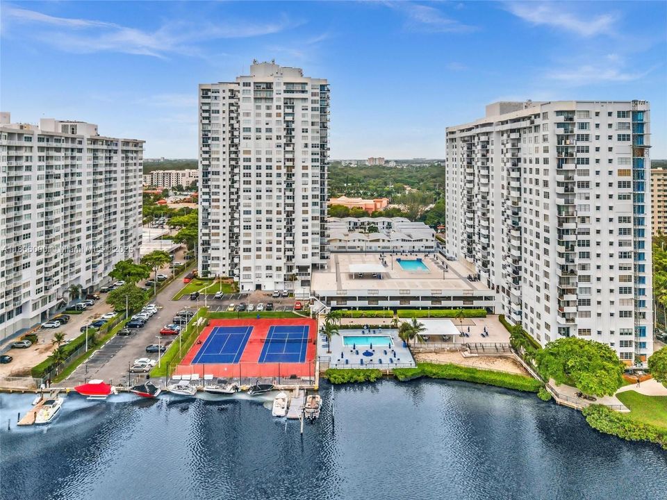 待售: $199,000 (1 贝兹, 1 浴室, 766 平方英尺)