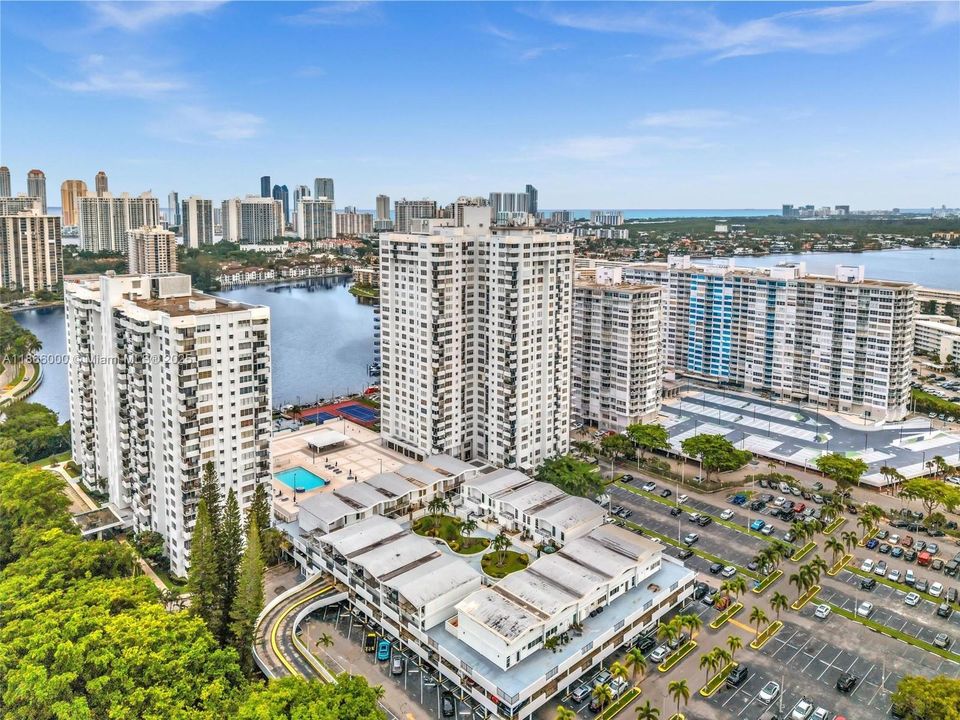 待售: $199,000 (1 贝兹, 1 浴室, 766 平方英尺)