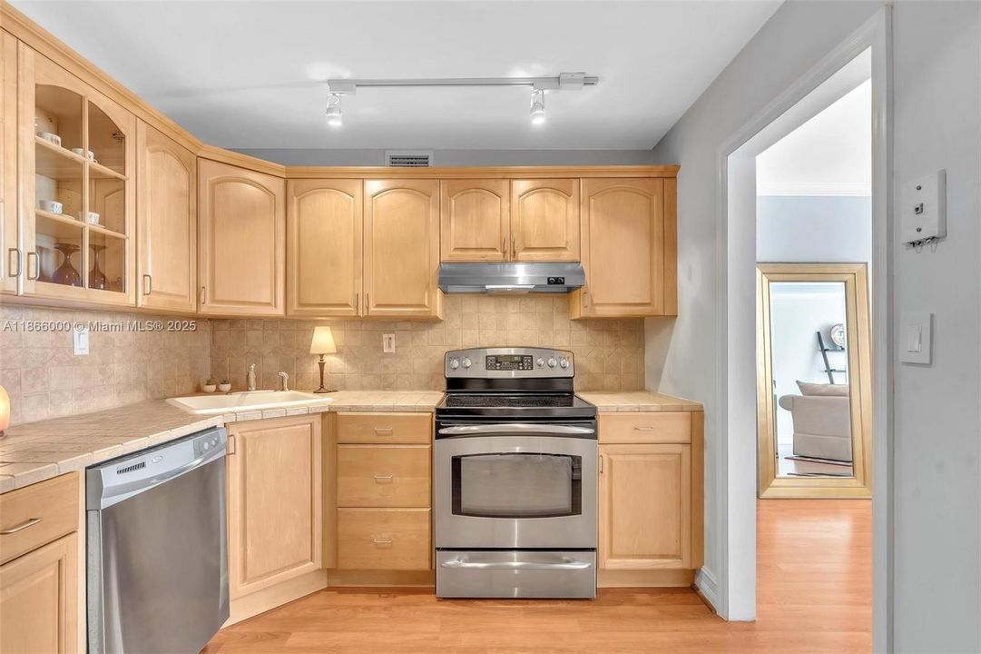 待售: $199,000 (1 贝兹, 1 浴室, 766 平方英尺)