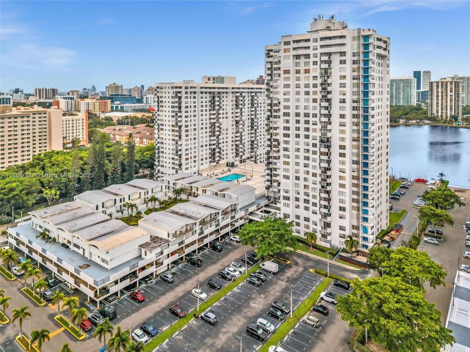 待售: $199,000 (1 贝兹, 1 浴室, 766 平方英尺)