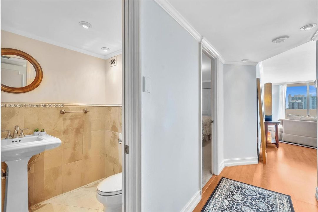 待售: $199,000 (1 贝兹, 1 浴室, 766 平方英尺)