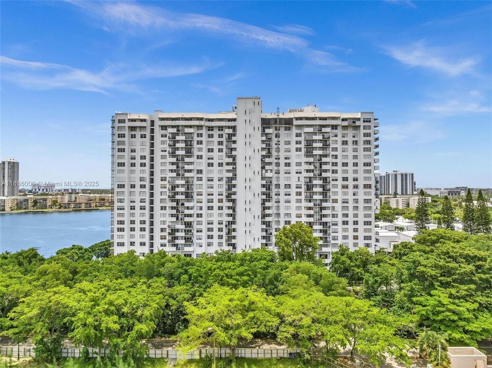 待售: $199,000 (1 贝兹, 1 浴室, 766 平方英尺)