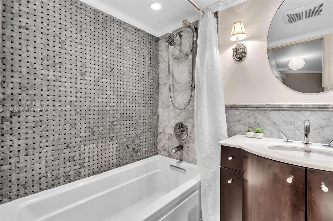 待售: $199,000 (1 贝兹, 1 浴室, 766 平方英尺)