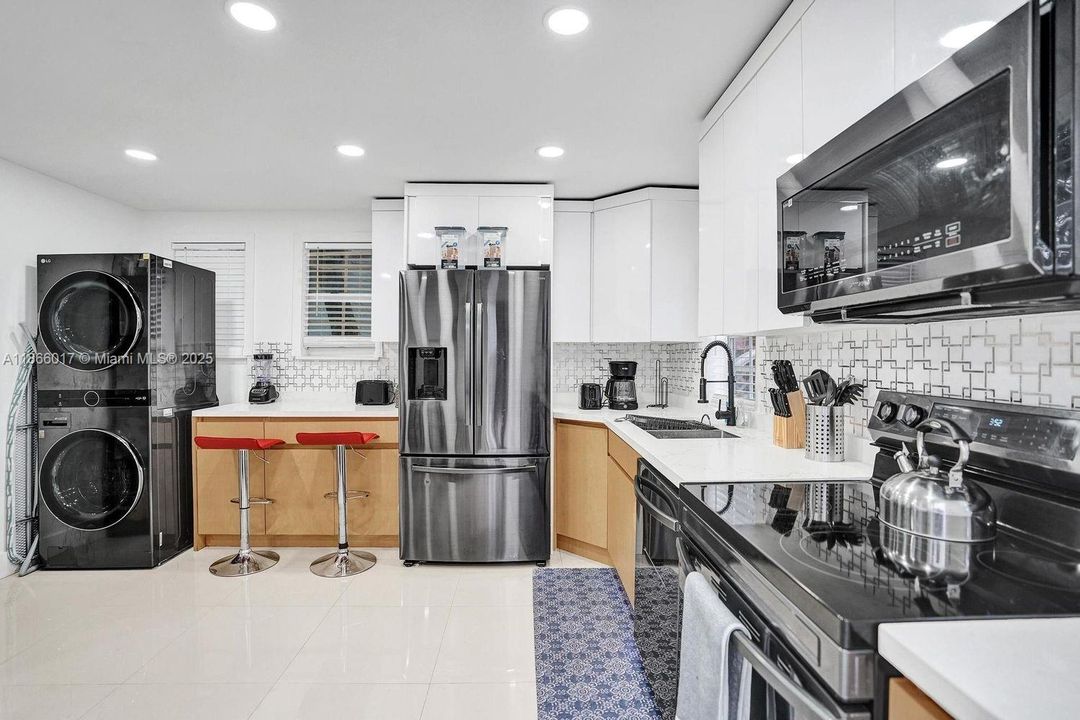 Recently Rented: $5,500 (4 beds, 2 baths, 2015 Square Feet)