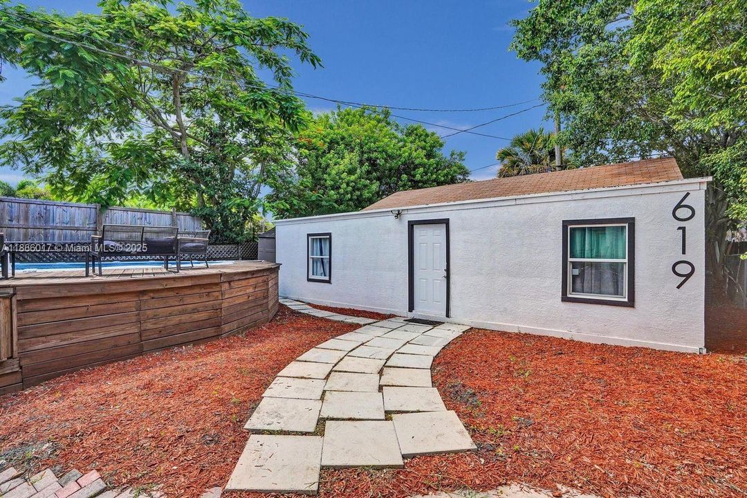 Recently Rented: $5,500 (4 beds, 2 baths, 2015 Square Feet)