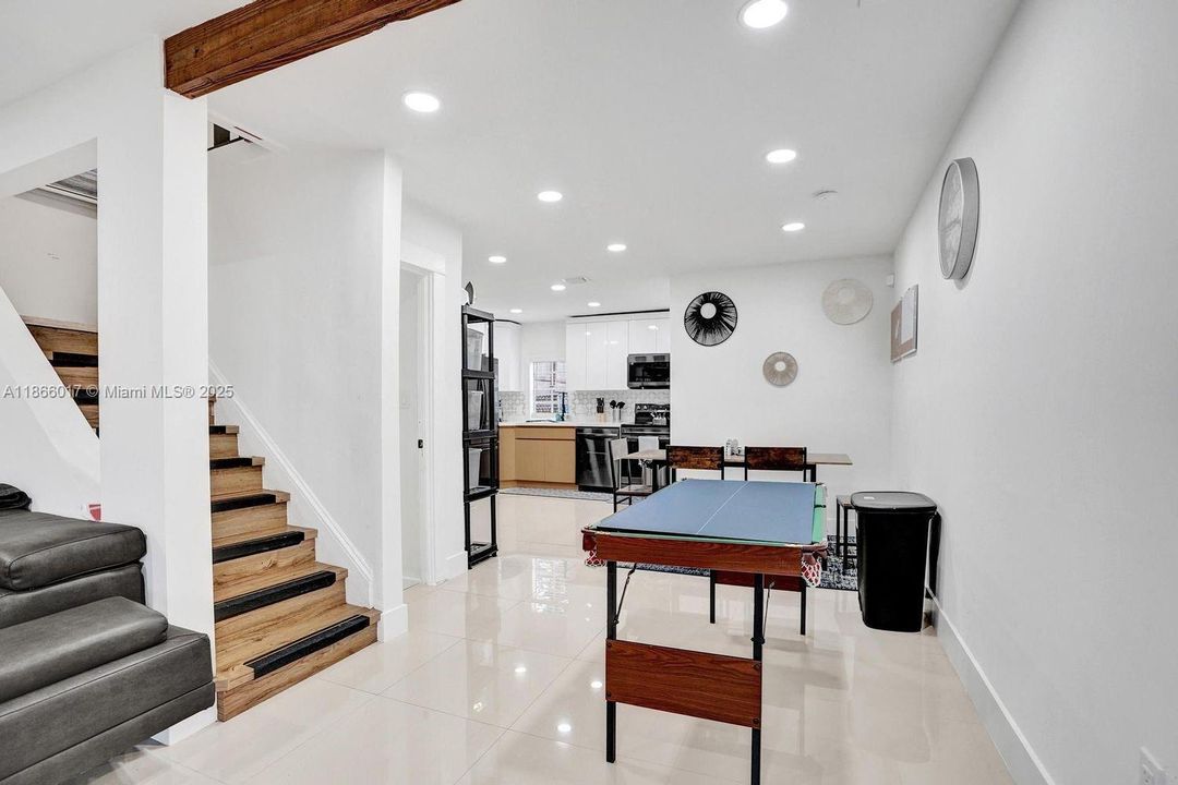 Recently Rented: $5,500 (4 beds, 2 baths, 2015 Square Feet)