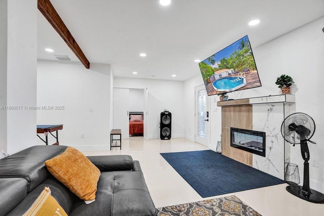 Recently Rented: $5,500 (4 beds, 2 baths, 2015 Square Feet)