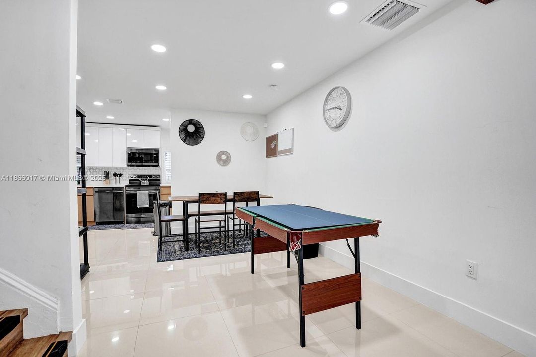 Recently Rented: $5,500 (4 beds, 2 baths, 2015 Square Feet)