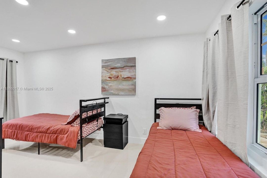 Recently Rented: $5,500 (4 beds, 2 baths, 2015 Square Feet)