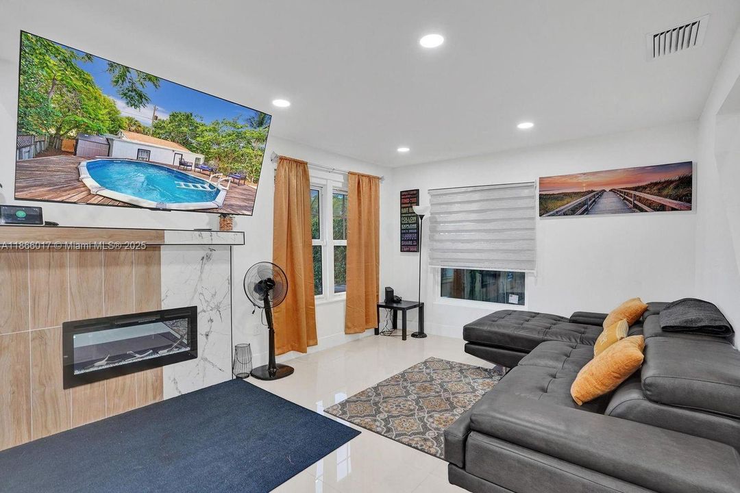 Recently Rented: $5,500 (4 beds, 2 baths, 2015 Square Feet)