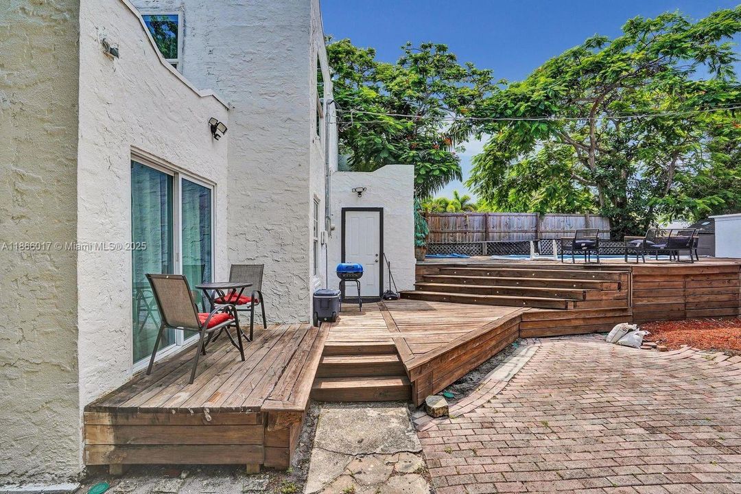 Recently Rented: $5,500 (4 beds, 2 baths, 2015 Square Feet)