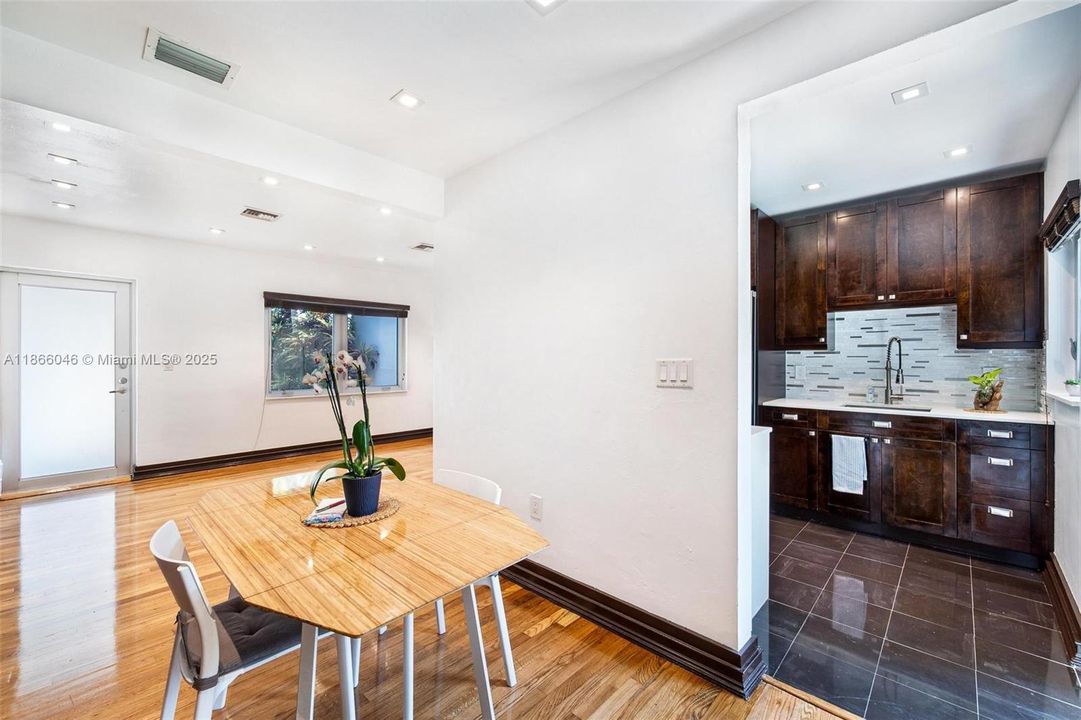 На продажу: $659,000 (2 спален, 1 ванн, 833 Квадратных фут)