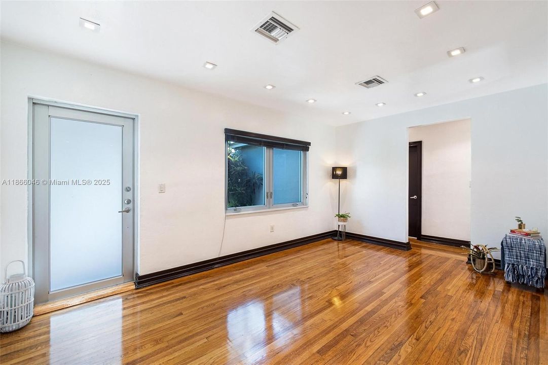 На продажу: $659,000 (2 спален, 1 ванн, 833 Квадратных фут)