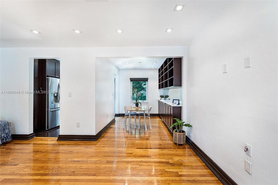 На продажу: $659,000 (2 спален, 1 ванн, 833 Квадратных фут)