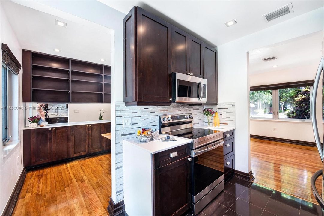 На продажу: $659,000 (2 спален, 1 ванн, 833 Квадратных фут)