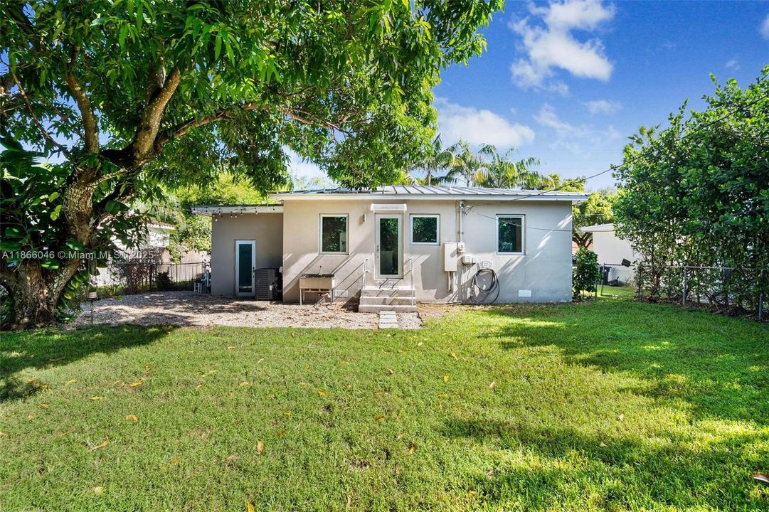 На продажу: $659,000 (2 спален, 1 ванн, 833 Квадратных фут)