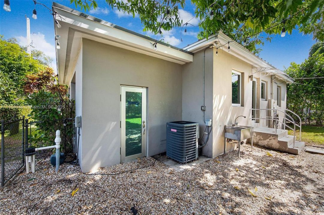 На продажу: $659,000 (2 спален, 1 ванн, 833 Квадратных фут)