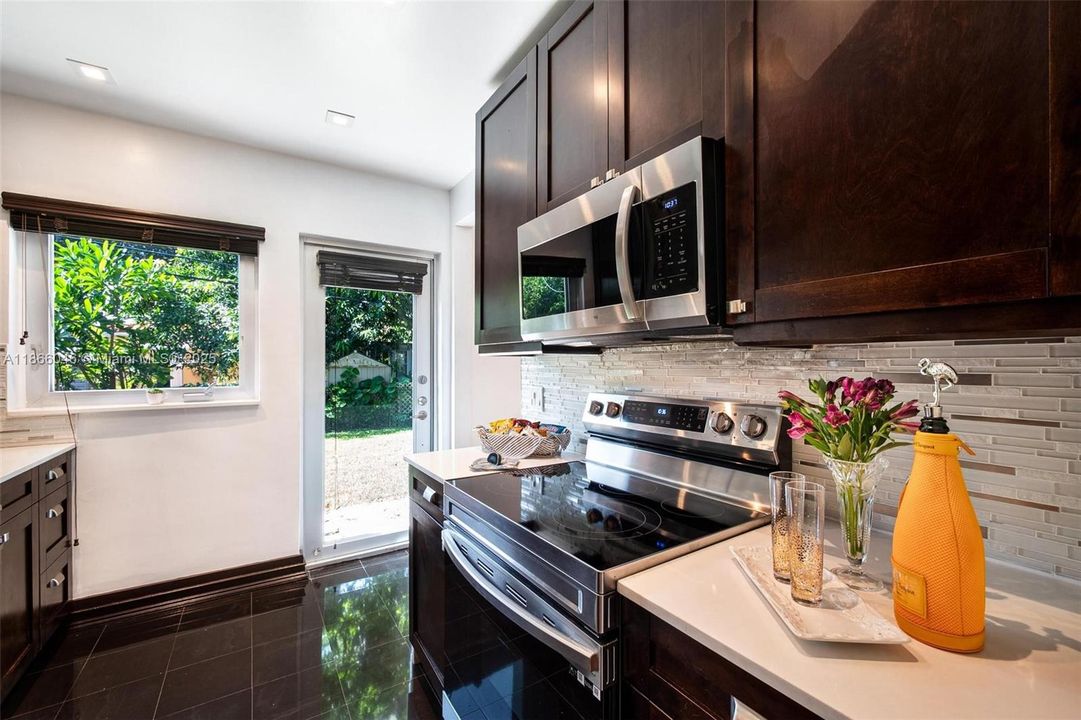 На продажу: $659,000 (2 спален, 1 ванн, 833 Квадратных фут)