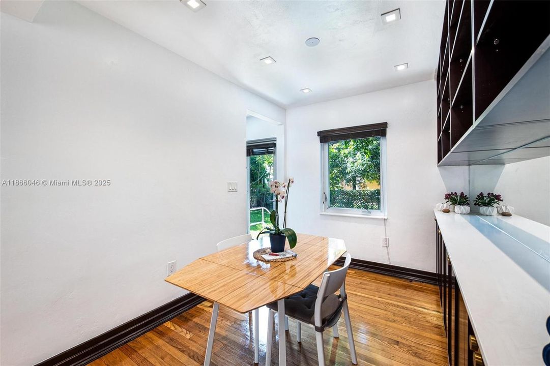 На продажу: $659,000 (2 спален, 1 ванн, 833 Квадратных фут)