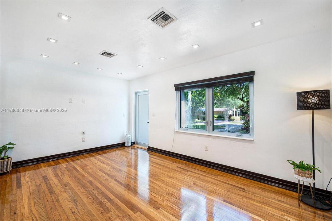 На продажу: $659,000 (2 спален, 1 ванн, 833 Квадратных фут)