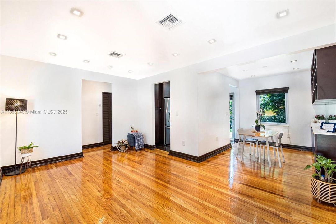 На продажу: $659,000 (2 спален, 1 ванн, 833 Квадратных фут)