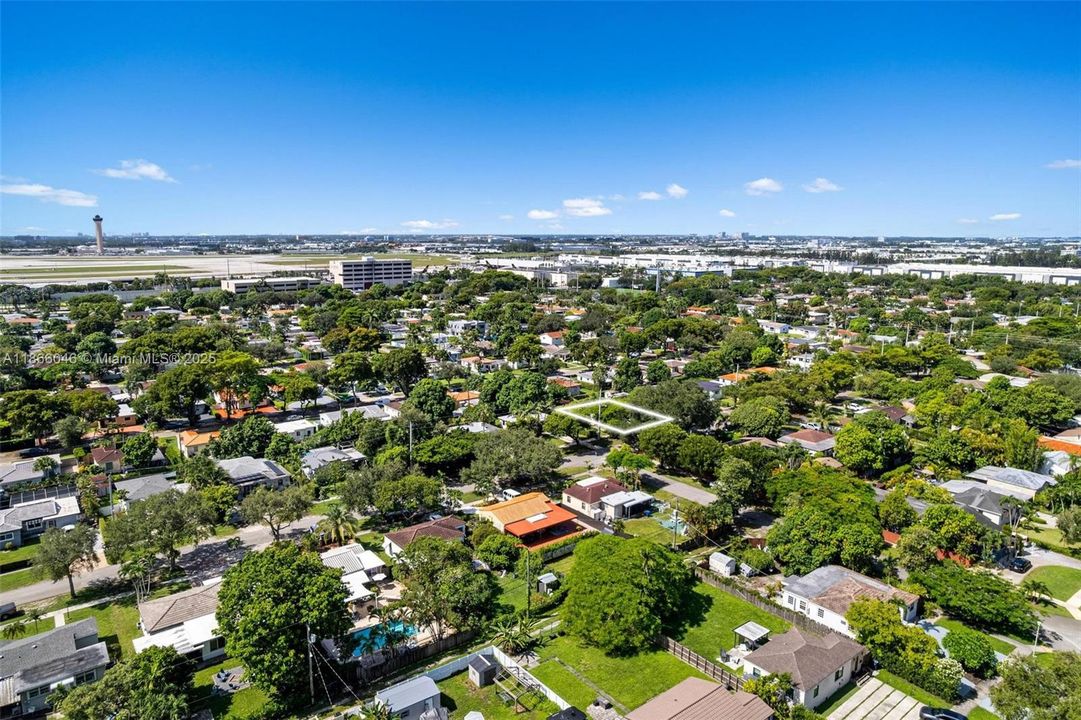 На продажу: $659,000 (2 спален, 1 ванн, 833 Квадратных фут)