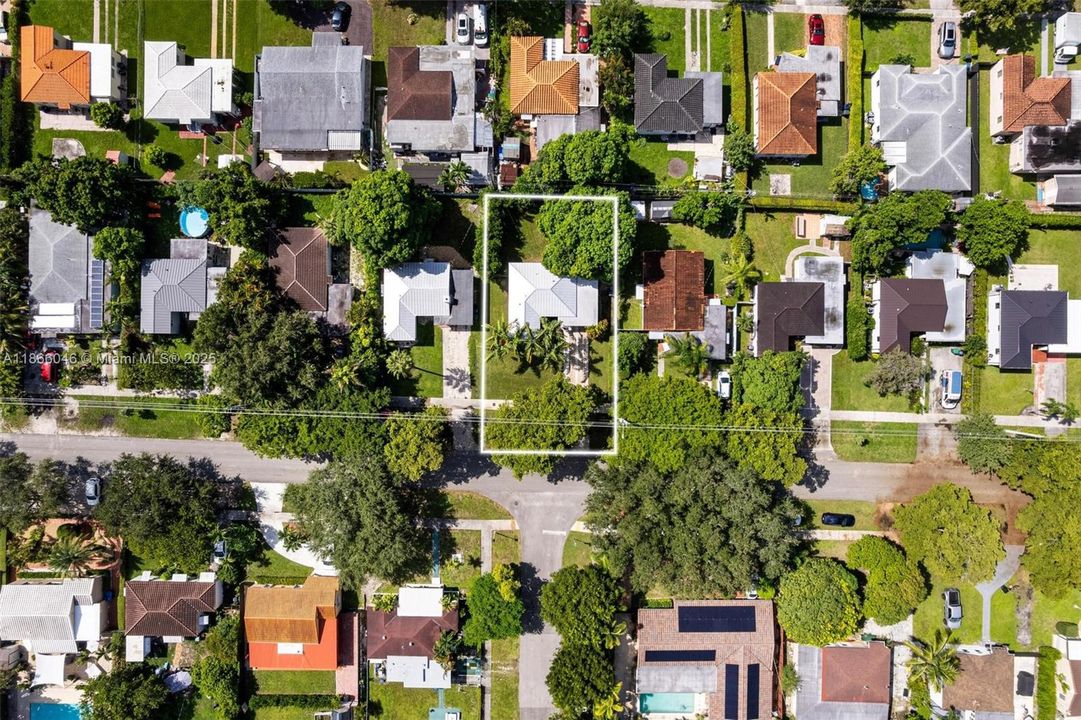 На продажу: $659,000 (2 спален, 1 ванн, 833 Квадратных фут)