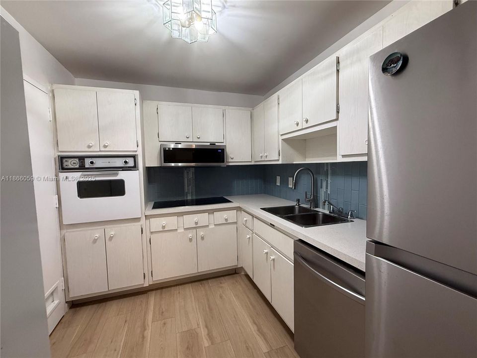 Recently Rented: $1,800 (1 beds, 1 baths, 697 Square Feet)