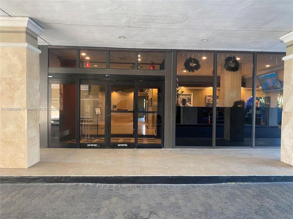 Recently Rented: $1,800 (1 beds, 1 baths, 697 Square Feet)