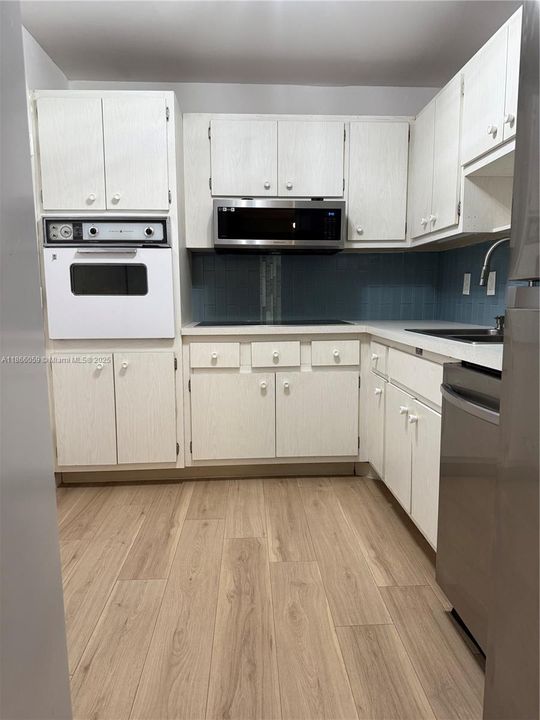 Recently Rented: $1,800 (1 beds, 1 baths, 697 Square Feet)
