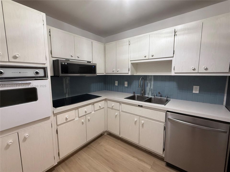 Recently Rented: $1,800 (1 beds, 1 baths, 697 Square Feet)