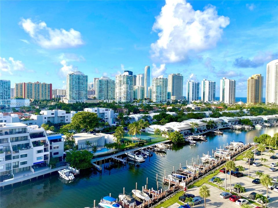 Recently Rented: $1,800 (1 beds, 1 baths, 697 Square Feet)