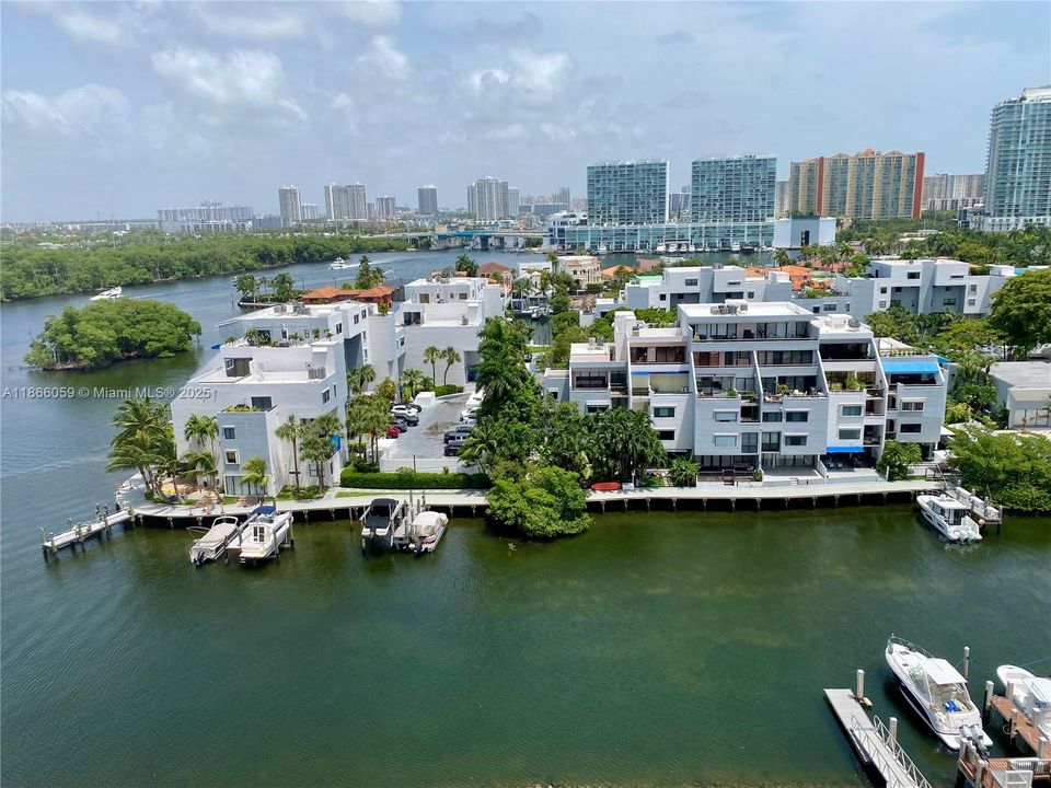 Recently Rented: $1,800 (1 beds, 1 baths, 697 Square Feet)