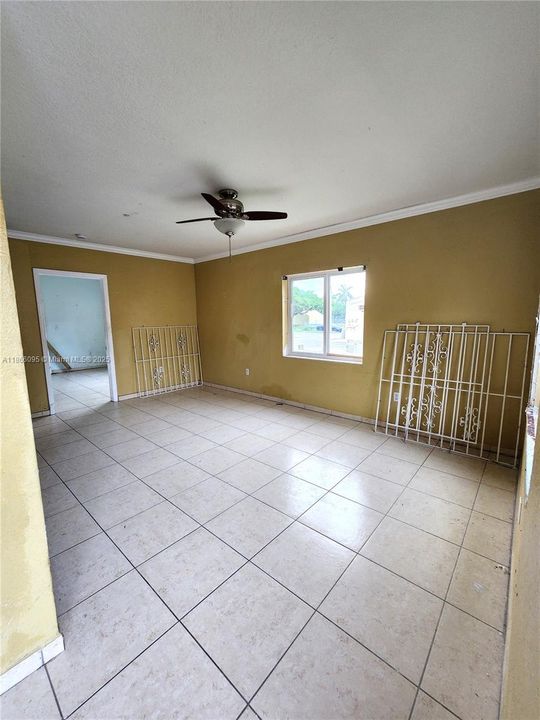 待售: $220,000 (4 贝兹, 3 浴室, 1660 平方英尺)