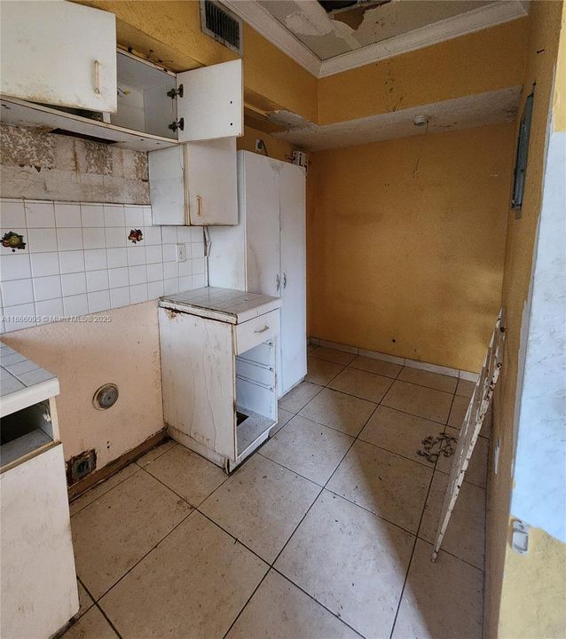 待售: $220,000 (4 贝兹, 3 浴室, 1660 平方英尺)