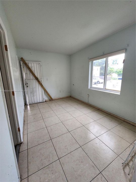 待售: $220,000 (4 贝兹, 3 浴室, 1660 平方英尺)