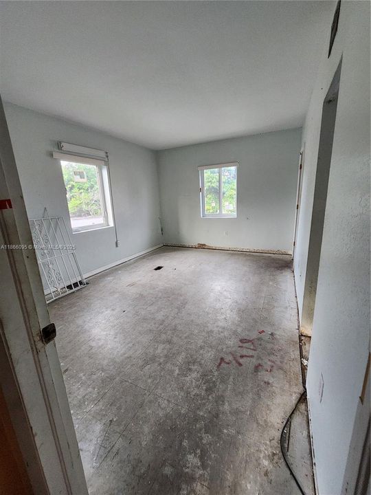 待售: $220,000 (4 贝兹, 3 浴室, 1660 平方英尺)