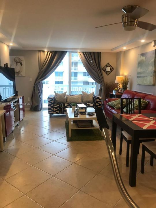 For Sale: $430,000 (1 beds, 1 baths, 655 Square Feet)