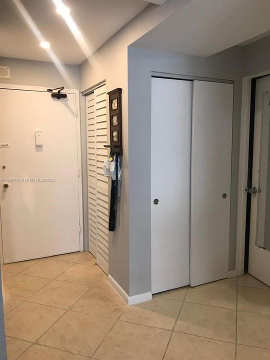 For Sale: $430,000 (1 beds, 1 baths, 655 Square Feet)