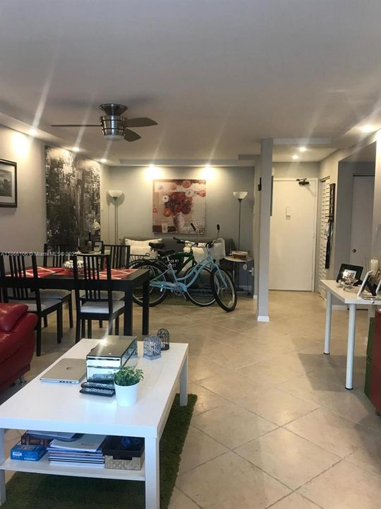 For Sale: $430,000 (1 beds, 1 baths, 655 Square Feet)